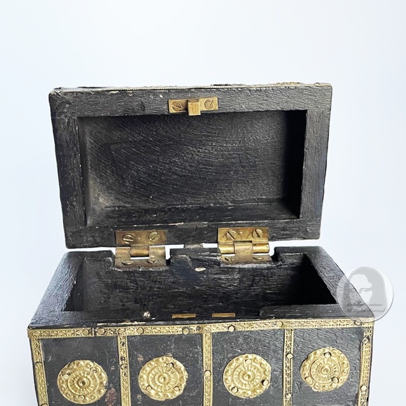 Trinket Box Wooden Pirate Chest Hinged Top Jewelry Box Gold Brown Vintage - Picture 9 of 10